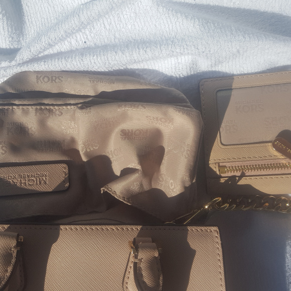 Michael Kors medium tote style purse & wallet - Picture 4 of 8